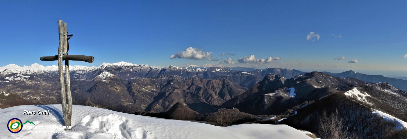 60 Vista panoramica alla croce del Castel Regina (1388 m).jpg